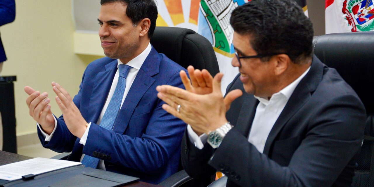 Roberto Ángel Salcedo y Dio Astacio firman acuerdo para abrir Escuela de música de Bellas Artes en Santo Domingo Este