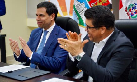 Roberto Ángel Salcedo y Dio Astacio firman acuerdo para abrir Escuela de música de Bellas Artes en Santo Domingo Este