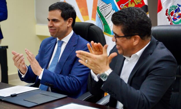 Roberto Ángel Salcedo y Dio Astacio firman acuerdo para abrir Escuela de música de Bellas Artes en Santo Domingo Este