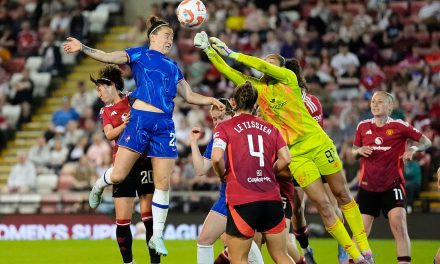Inglaterra prohíbe a mujeres trans (Hombres que se creen mujeres) jugar fútbol femenino.