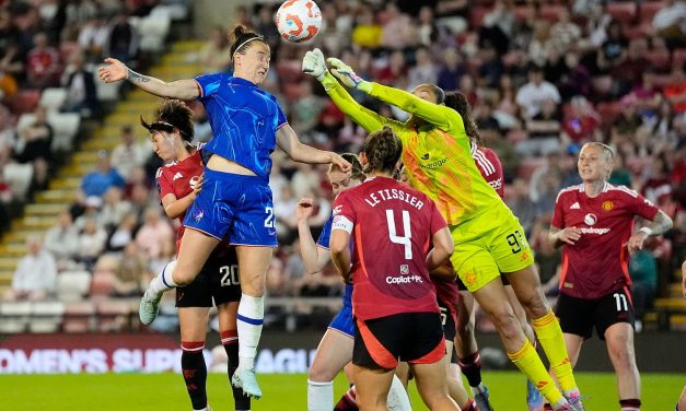 Inglaterra prohíbe a mujeres trans (Hombres que se creen mujeres) jugar fútbol femenino.