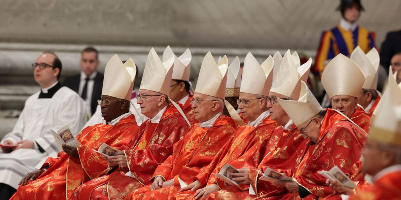 Al grito en latín del «extra omnes», todos fuera, los cardenales se encerraron este miércoles en la Capilla Sixtina para elegir al sucesor del papa Francisco.