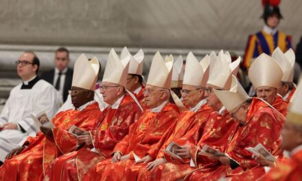 Al grito en latín del «extra omnes», todos fuera, los cardenales se encerraron este miércoles en la Capilla Sixtina para elegir al sucesor del papa Francisco.