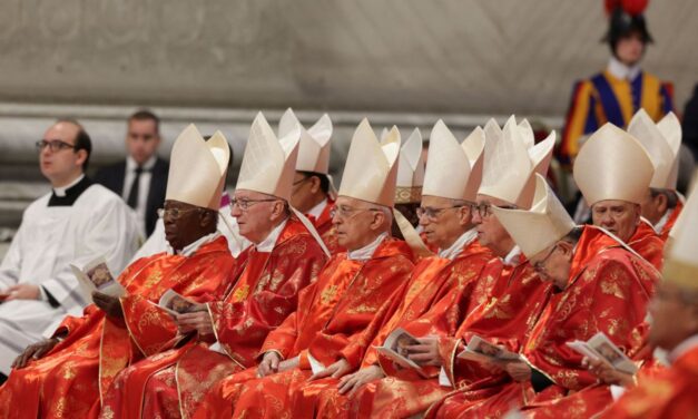 Al grito en latín del «extra omnes», todos fuera, los cardenales se encerraron este miércoles en la Capilla Sixtina para elegir al sucesor del papa Francisco.