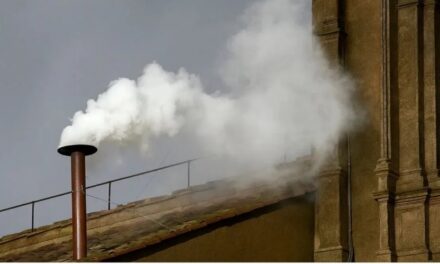 ¡Habemus papam! Sale humo blanco de la Capilla Sixtina y ya tenemos un nuevo papa
