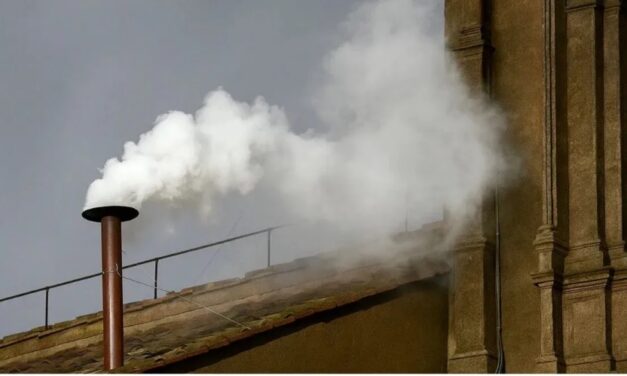 ¡Habemus papam! Sale humo blanco de la Capilla Sixtina y ya tenemos un nuevo papa