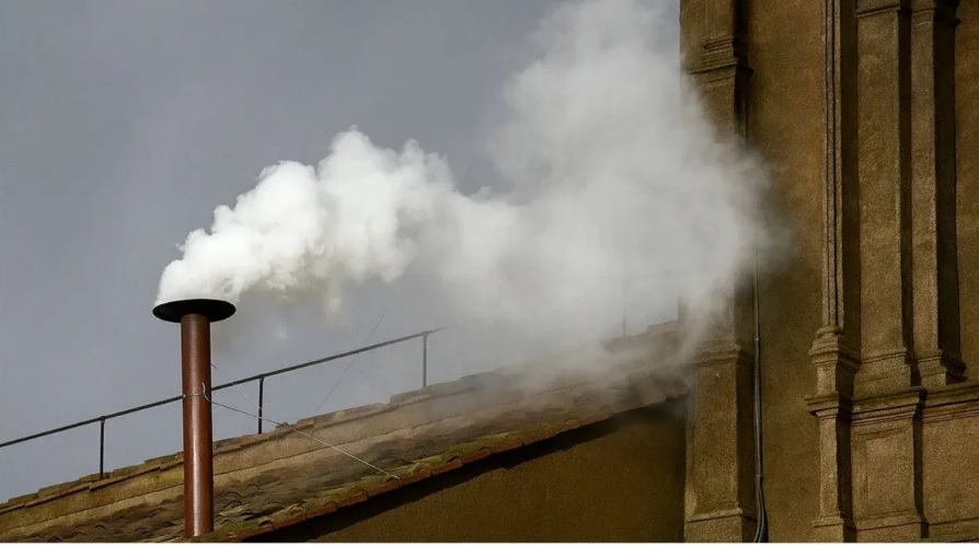 ¡Habemus papam! Sale humo blanco de la Capilla Sixtina y ya tenemos un nuevo papa