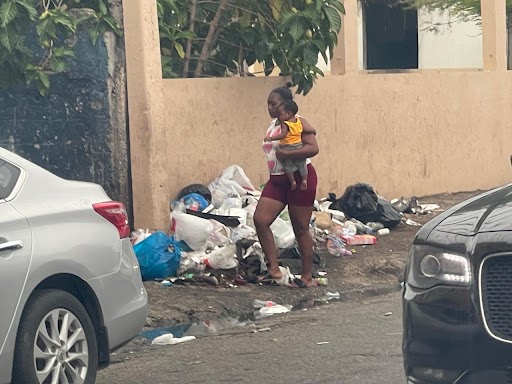 Estudio revela grave ocupación de aceras en 14 sectores del Distrito Nacional: peatones desplazados y Ley 63-17 ignorada
