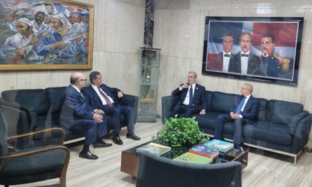 El presidente Abinader y los expresidentes Hipólito Mejía, Leonel Fernández y Danilo Medina se reúnen en la sede del Ministerio de Defensa