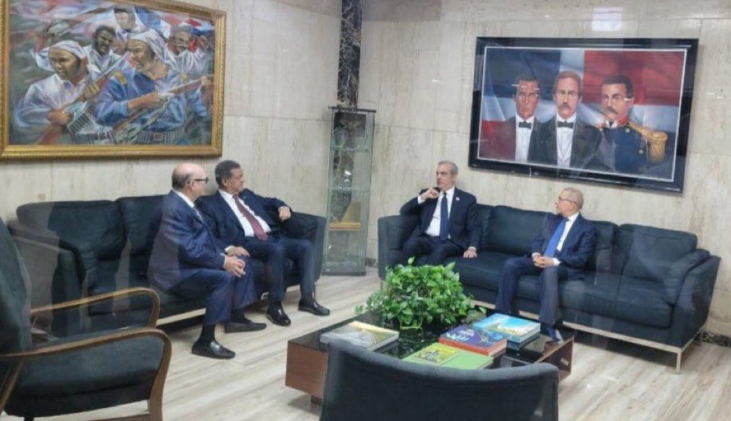 El presidente Abinader y los expresidentes Hipólito Mejía, Leonel Fernández y Danilo Medina se reúnen en la sede del Ministerio de Defensa