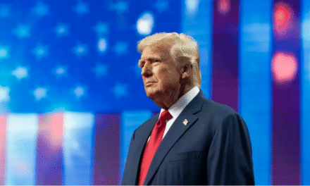 El índice de aprobación de Trump se mantiene en su nivel más alto en dos meses según encuestas.