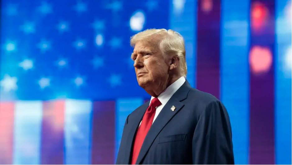 El índice de aprobación de Trump se mantiene en su nivel más alto en dos meses según encuestas.