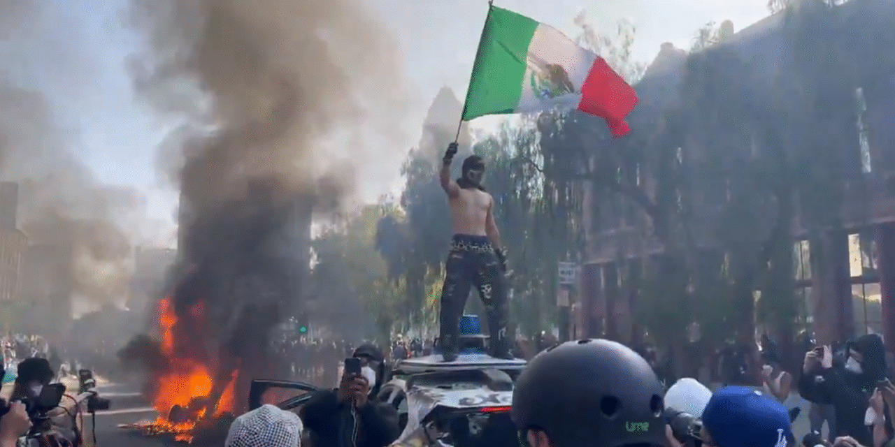 FBI ofrece recompensa de 50.000 dólares a alborotador violento y enmascarado durante protestas en L.A.