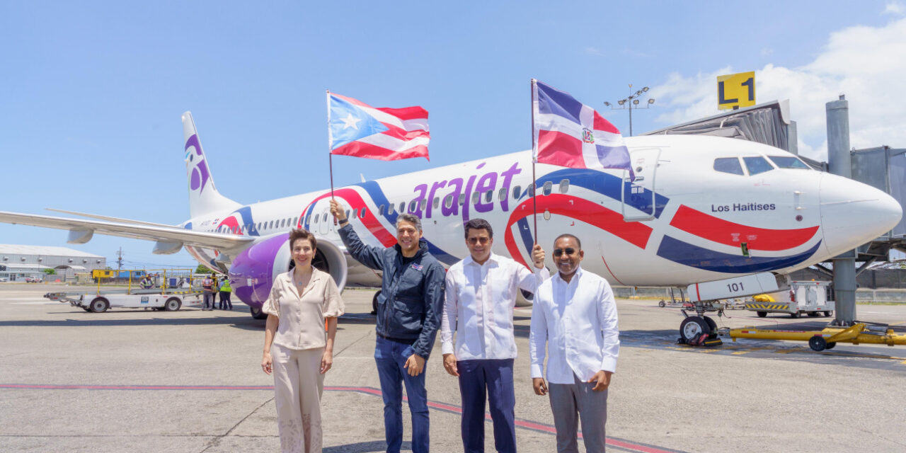 Ministro de Turismo le da salida al primer vuelo de Arajet a Puerto Rico
