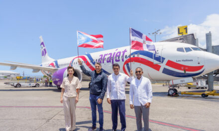 Ministro de Turismo le da salida al primer vuelo de Arajet a Puerto Rico