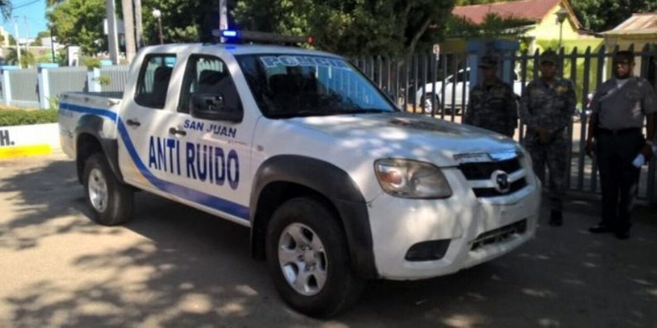 Policía en San Juan controla altos decibeles bajo departamento Anti ruido.