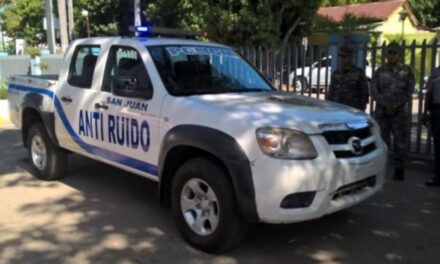 Policía en San Juan controla altos decibeles bajo departamento Anti ruido.