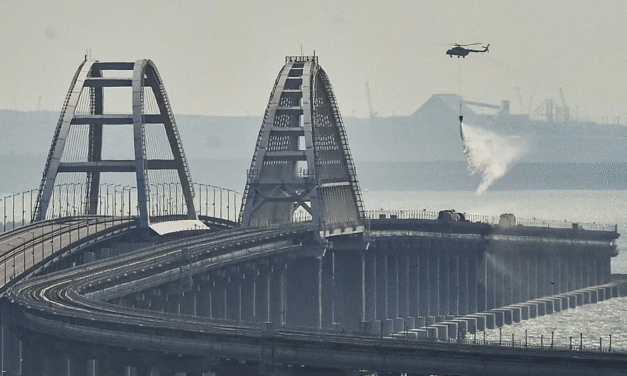 Ucrania dice que dañó puente en Crimea