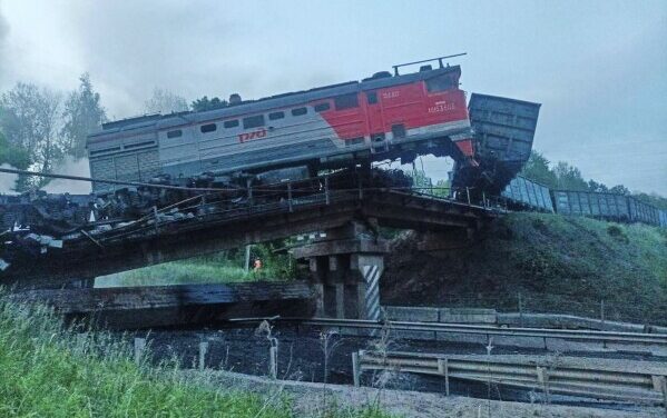 7 Muertos en Rusia, tras derrumbe de 2 puentes por explosiones.