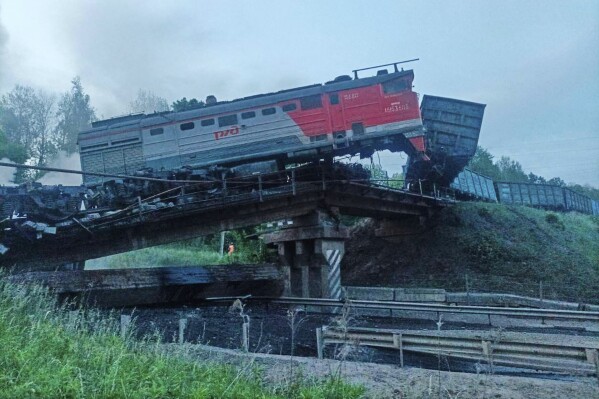 7 Muertos en Rusia, tras derrumbe de 2 puentes por explosiones.