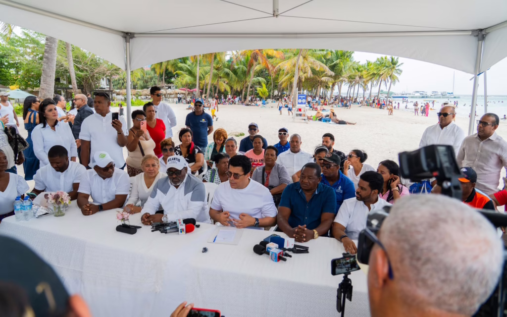Ministro Dvid Collado firma acuerdo para la intervención de la playa y malecón de Boca Chica