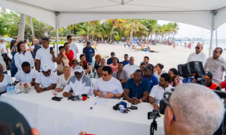 Ministro Dvid Collado firma acuerdo para la intervención de la playa y malecón de Boca Chica