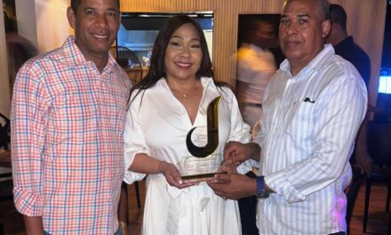 Gayle González es galardonada con “el Jaraguense”