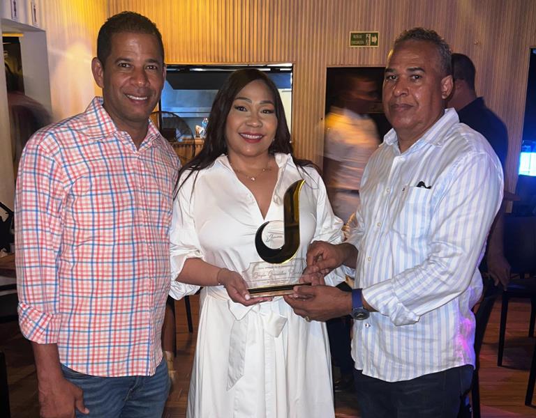 Gayle González es galardonada con “el Jaraguense”