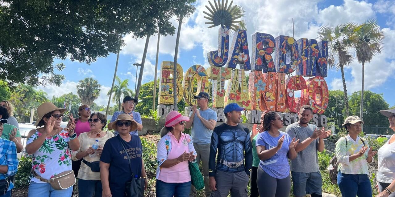 Ciudadanía forma cadena humana en defensa del Jardín Botánico Nacional