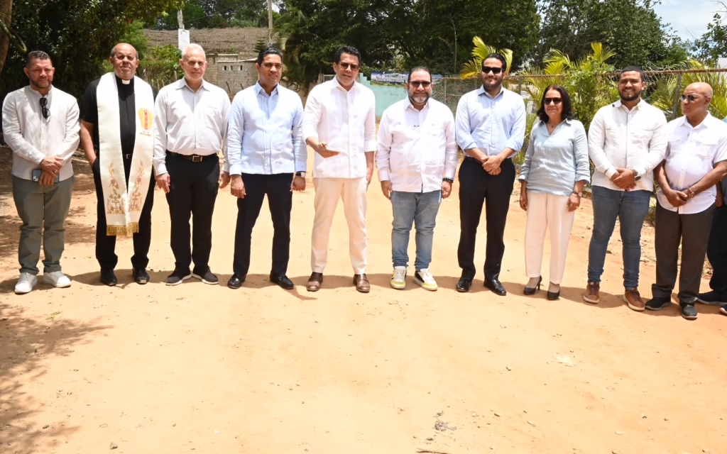 Ministro de Turismo deja iniciado reconstrucción de vía de acceso en Jumunuco, Jarabacoa
