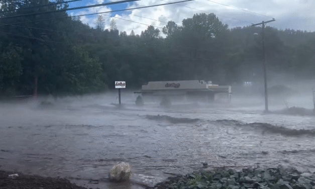 Inundaciones catastróficas en Nuevo México: el río Ruidoso, crece más de 6 metros y las casas son arrastradas
