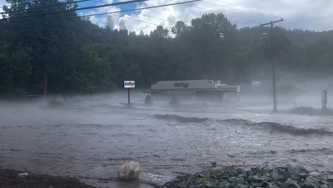 Inundaciones catastróficas en Nuevo México: el río Ruidoso, crece más de 6 metros y las casas son arrastradas