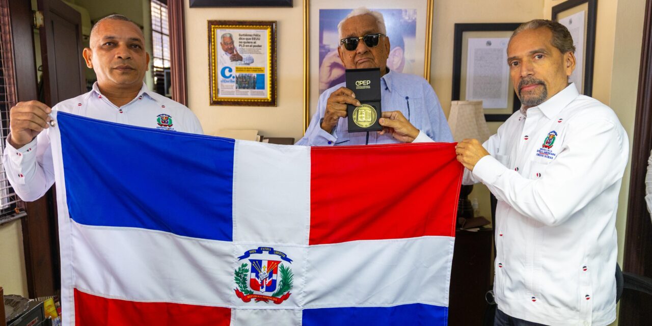En 60 aniversario de la Revolución Constitucionalista Efemérides Patrias entrega medalla a Euclides Gutiérrez Félix