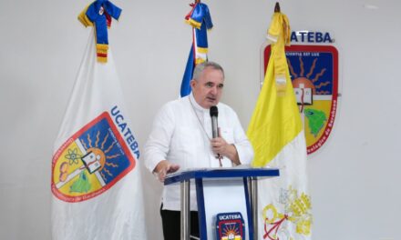 El Nuncio Apostólico del Papa León XIV dicta en UCATEBA conferencia sobre la paz según el magisterio pontificio