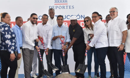 Ministro de Deportes  da primer picazo para la construcción del multiusos del Club 30 de Mayo