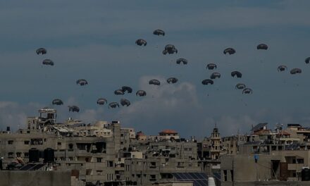 Una persona muere en Gaza al caerle ayuda humanitaria lanzada desde el aire