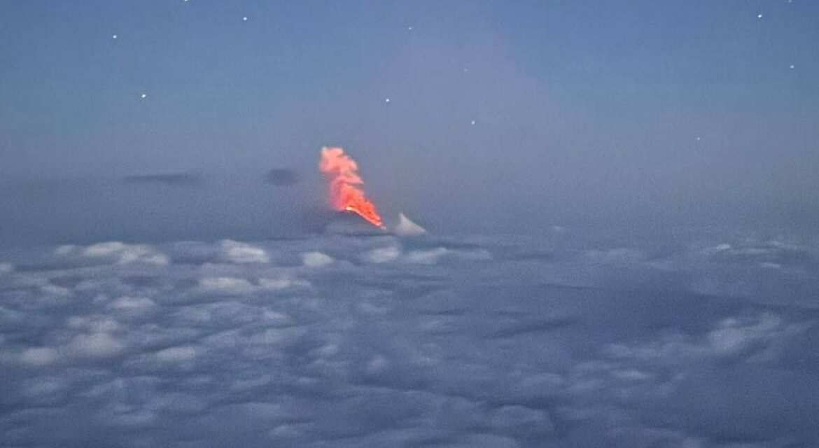 Volcán entra en erupción en Rusia tras 450 años, pocos días después del fuerte terremoto