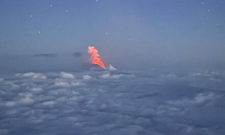 Volcán entra en erupción en Rusia tras 450 años, pocos días después del fuerte terremoto