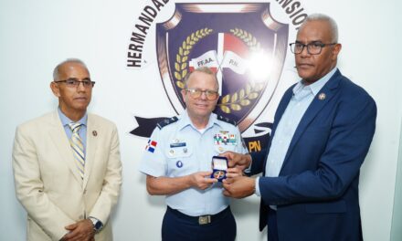 Comandante General de la Fuerza Aérea Visita La Hermandad de Veteranos