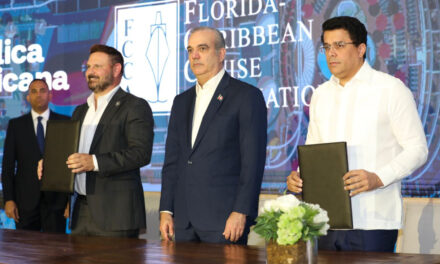 Presidente Abinader firma de acuerdo entre RD y la FCCA que posiciona al país como hub regional de cruceros