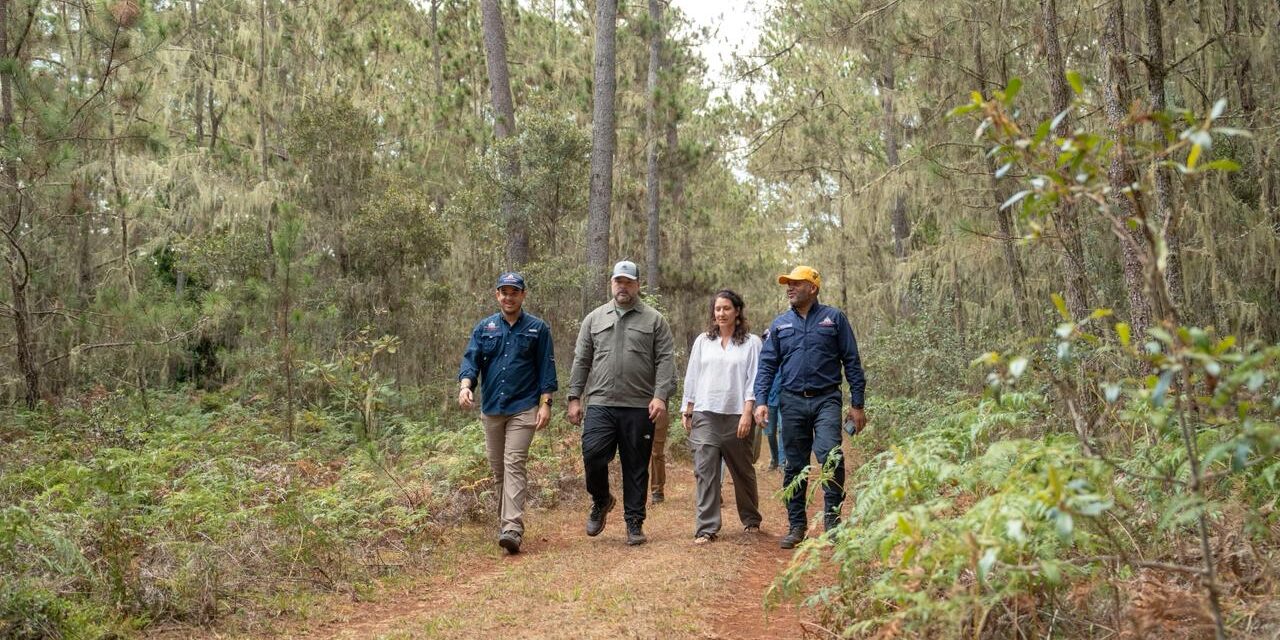 Medio Ambiente y Grupo Jaragua firman acuerdo para fortalecer la gestión de los parques nacionales Sierra de Bahoruco y Jaragua