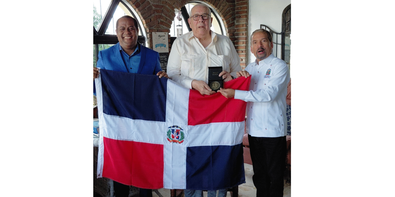 Efemérides Patrias distingue al patriota y periodista Bonaparte Gautreaux Piñeyro con la Medalla Conmemorativa del 60 Aniversario de la Revolución Constitucionalista de 1965