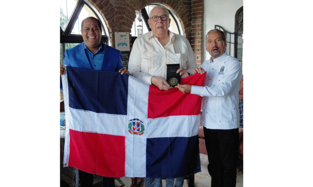 Efemérides Patrias distingue al patriota y periodista Bonaparte Gautreaux Piñeyro con la Medalla Conmemorativa del 60 Aniversario de la Revolución Constitucionalista de 1965