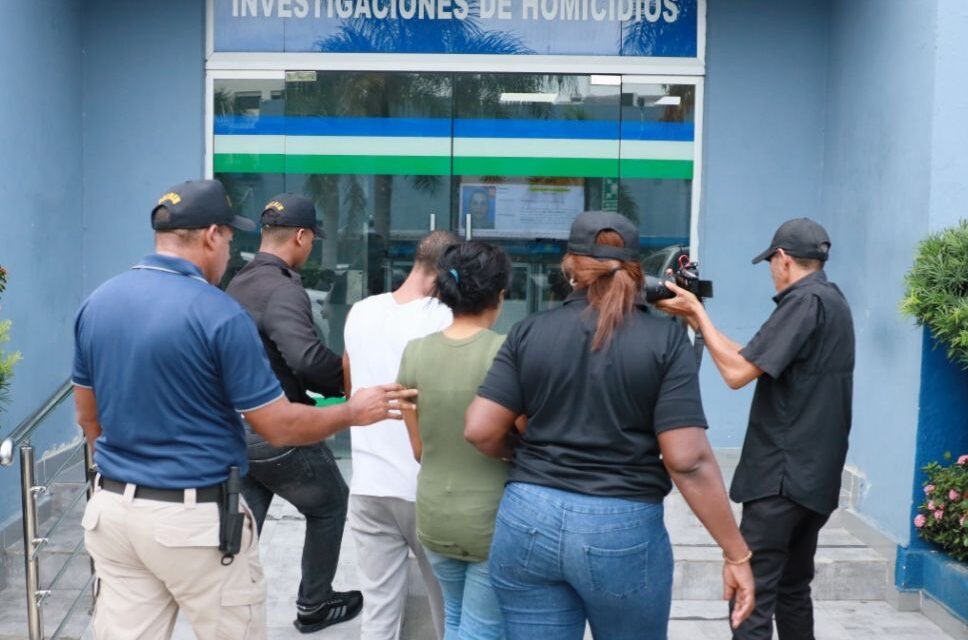 Policía apresa a pareja de esposos en Los Guandules, D.N, por la muerte de niña de 7 años víctima de maltrato infantil y barbarie en Los Guandules
