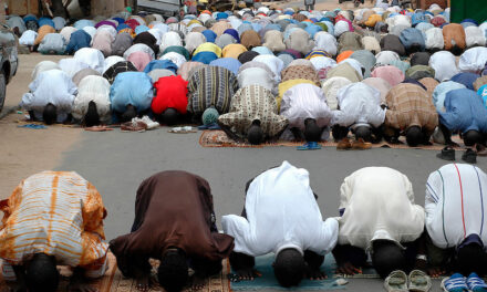 Quebec, Canadá, estudiará proyecto de ley que prohíbe la oración en público