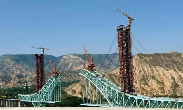 Derrumbe de puente deja al menos 12 muertos en China