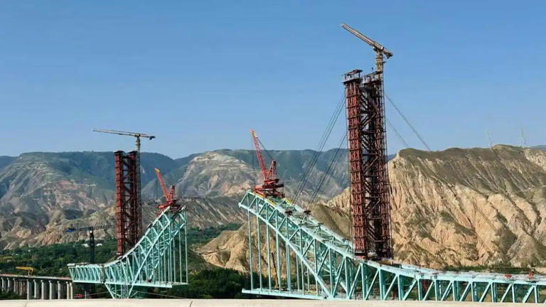 Derrumbe de puente deja al menos 12 muertos en China