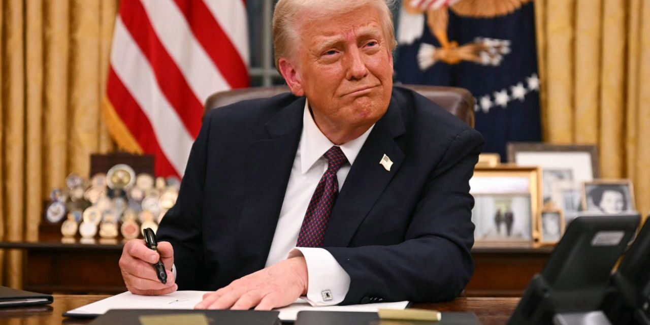 Trump: Si quemas una bandera estadounidense, te condenarán a un año de cárcel.