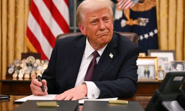 Trump: Si quemas una bandera estadounidense, te condenarán a un año de cárcel.