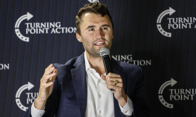 El FBI investiga a Kirk: rastrean a tirador de edad universitaria y recuperan arma